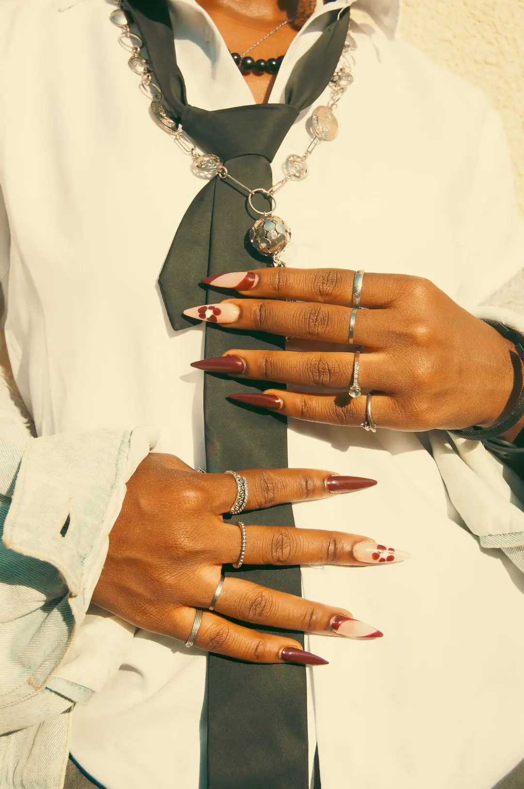 Mains aux ongles longs décorés, ornées de bagues